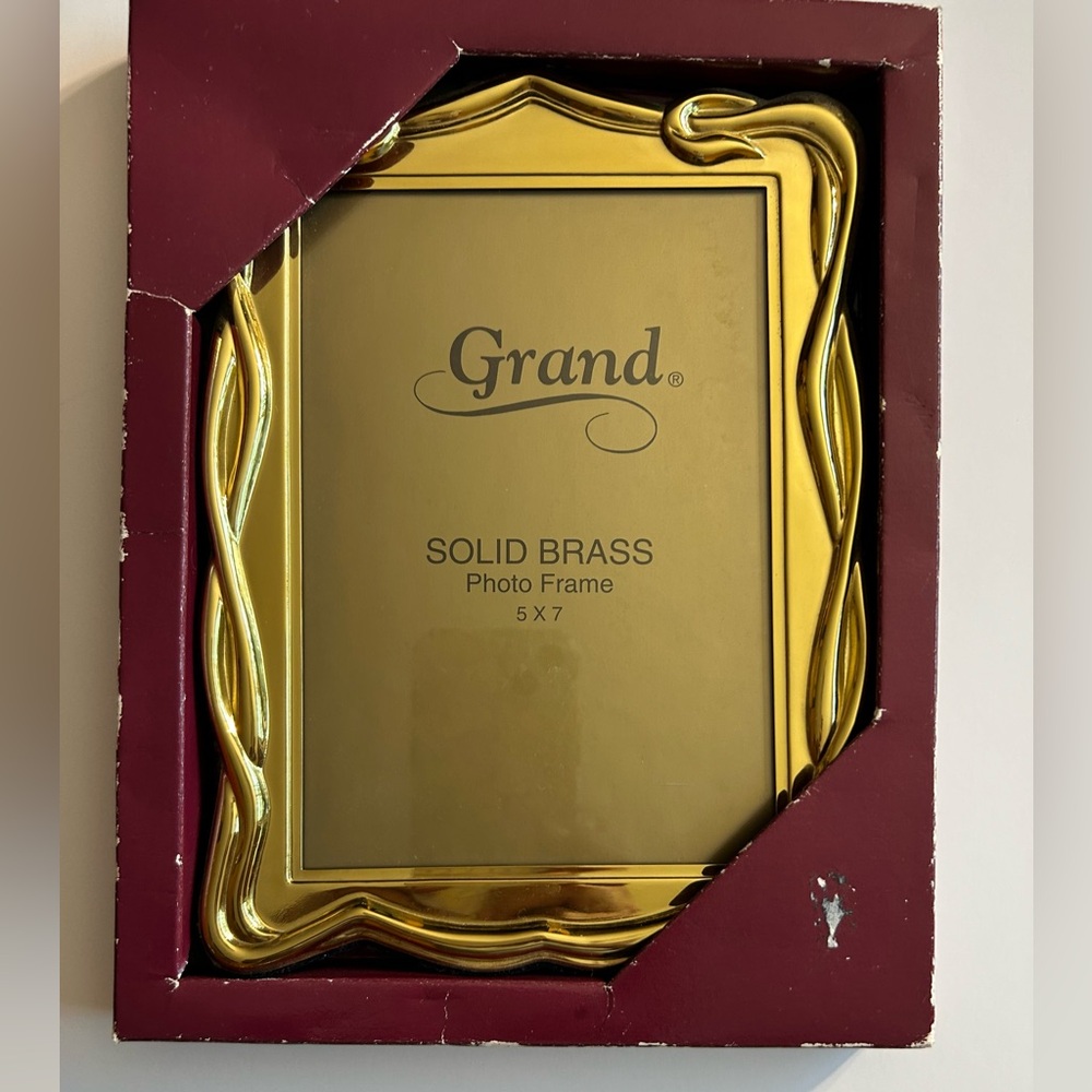 VINTAGE GRAND SOLID BRASS PHOTO FRAME 5”x7” IN BOX